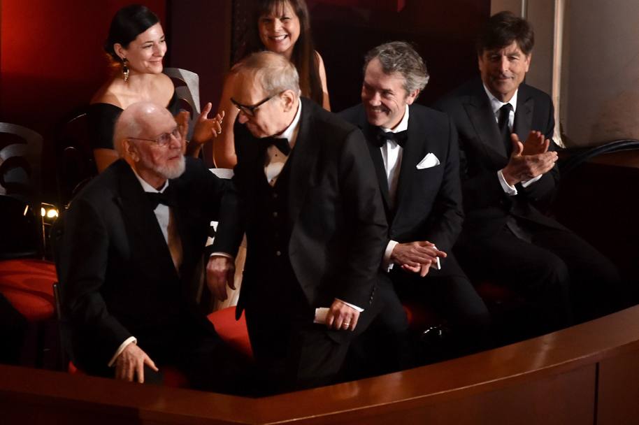Ennio Morricone batte, da sinistra, John Williams, Carter Burwell and Thomas Newman e si aggiudica l&#39;Oscar per la colonna sonora, con il film 